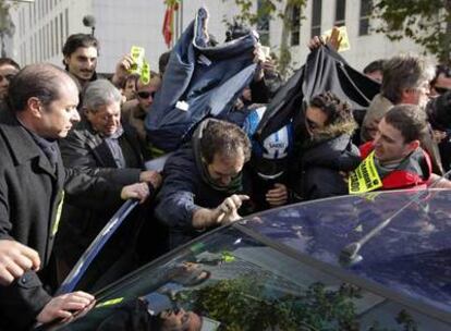 Uno de los técnicos de mantenimiento, con casco, abandona el juzgado tras prestar declaración.