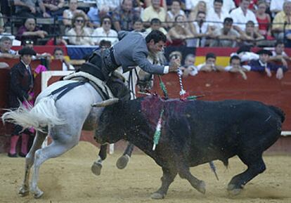 El rejoneador Andy Cartagena, en su lidia de ayer en la plaza de Valencia.