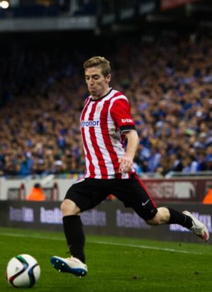 Muniain centra durante el partido ante el Espanyol