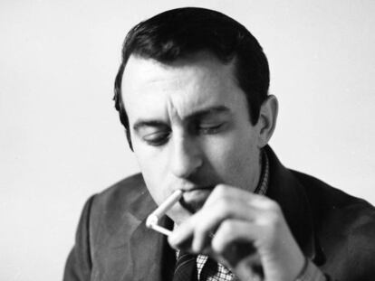 Juan Goytsilo, fumant una cigarreta, el 1965.