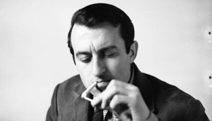 Juan Goytsilo, fumant una cigarreta, el 1965.