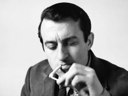 Juan Goytsilo, fumant una cigarreta, el 1965.