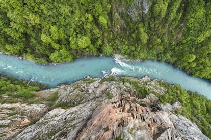 El río Tara, el más largo de <a href="https://www.visit-montenegro.com/" target="_blank">Montenegro</a>, con 146 kilómetros de recorrido que también se adentran en territorio bosnio, ha hecho un trabajo admirable: horadar una de las gargantas más profundas del mundo. Con sus insondables 1.300 metros de abismo, este gran cañón europeo parece que no tuviera fondo. Al pie del desfiladero, el agua azul oscuro se va enroscando por un abrupto paisaje de roca a lo largo de unos 80 kilómetros. Desde el puente de Durdevica Tara se obtiene una magnífica vista panorámica.