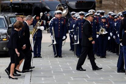 El expresidente estadounidense George W. Bush, junto a su mujer, Laura Bush, a su llegada al funeral.