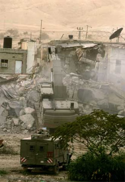 Efectivos israelíes destrozan parte de la prisión de Jericó (Cisjordania).