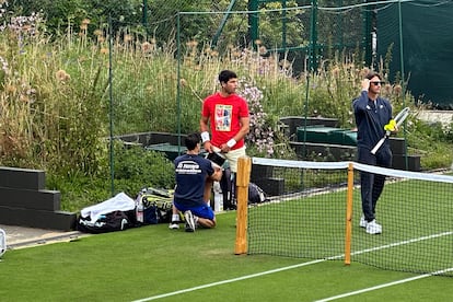 El fisio de Alcaraz venda el muslo derecho del murciano antes del entrenamiento.