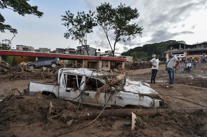 "Vamos a declarar estado de calamidad, a organizar un plan de acción con todas las instituciones que están ya aquí presentes, a iniciar el proceso de ayuda humanitaria, comenzar con el proceso fúnebre y a restablecer los servicios suspendidos", ha dicho el presidente colombiano, Juan Manuel Santos.