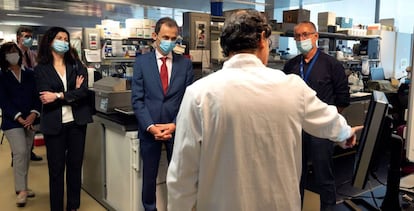 El ministro de Ciencia e Innovación, Pedro Duque, en una visita al CNIC y al CNIO, pertenecientes al Instituto de Salud Carlos III (ISCIII) en Madrid
