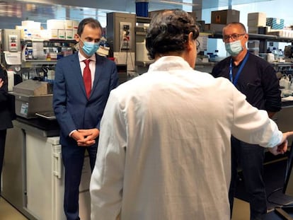 El ministro de Ciencia e Innovación, Pedro Duque, en una visita al CNIC y al CNIO, pertenecientes al Instituto de Salud Carlos III (ISCIII) en Madrid