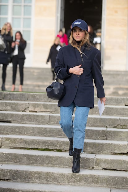 La empresaria e ‘influencer’ Mira Duma con una gorra de Patagonia a la salida de un desfile de Dior en 2017.