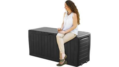Este banco de arcón para zonas exteriores de la casa puede soportar el peso de dos personas sentadas.