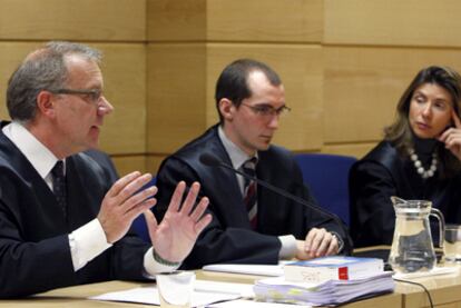 El abogado de Google, Javier Aparicio (a la izquierda), durante la vista en la Audiencia.