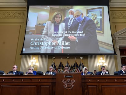 Un vídeo muestra a Chuck Schumer, Nancy Pelosi y Steny Hoyer hablando ante la comisión que investiga el asalto al Capitolio de Estados Unidos.