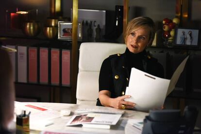 La actriz Melora Hardin interpreta a Jacqueline Carlyle, personaje inspirado en Joanna Coles, exeditora jefe de Cosmopolitan.