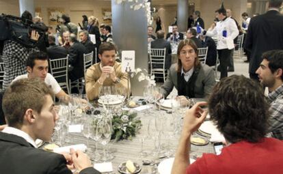 Los futbolistas Ávaro Arbeloa, Xabi Alonso, Sergio Ramos y Raúl Albiol y los jugadores del baloncesto Jaycee Carroll y Sergio Llull durante la habitual comida de Navidad que han compartido las plantillas de ambas disciplinas del Real Madrid en el estadio Santiago Bernabéu.