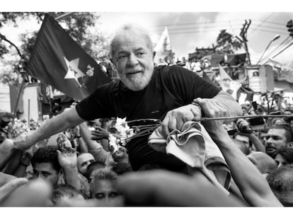 A imagem de Lula carregado por militantes no dia de sua prisão, em São Bernardo do Campo, 07 de abril de 2018, foi vendida por 14.500 reais. A imagem foi assinada pelo ex-presidente em 31 de janeiro de 2019.