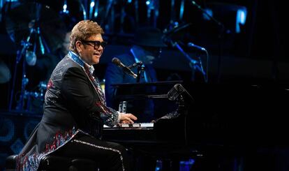 Elton John durante um show em Goteburgo (Suécia) em 19 de maio.