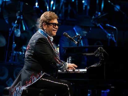 Elton John durante um show em Goteburgo (Suécia) em 19 de maio.