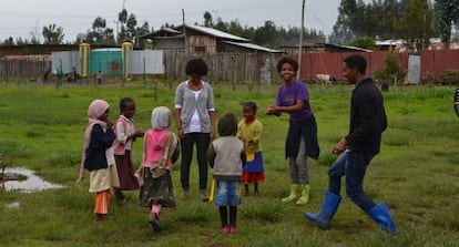 Ennatu, de 16 a&ntilde;os adoptada en 2003, Guennet, de 14, apadrinada y estudiando en un internado de Addis Abeba, y Tuatxo, tambi&eacute;n adoptado y de 17 a&ntilde;os, organizando juegos para ni&ntilde;os en el centro materno-infantil de Muketuri.