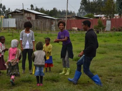 Ennatu, de 16 a&ntilde;os adoptada en 2003, Guennet, de 14, apadrinada y estudiando en un internado de Addis Abeba, y Tuatxo, tambi&eacute;n adoptado y de 17 a&ntilde;os, organizando juegos para ni&ntilde;os en el centro materno-infantil de Muketuri.