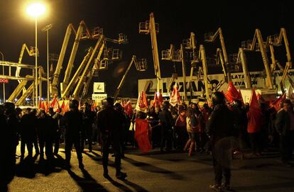 Miembros de sindicatos a las puertas de Mercasevilla