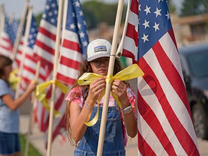 Banderas estadounidenses ante la casa de uno de los militares muertos en el atentado de Kabul, este viernes en Sandy (Utah).