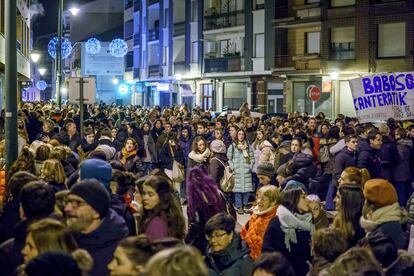 Manifestación este lunes en Gernika en apoyo de la mujer de este municipio que ha denunciado por agresión sexual al que fue su entrenador en el club Lointek Gernika, Mario López. 