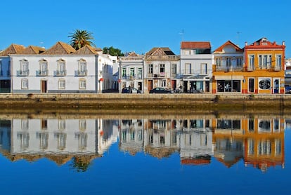 Desde Vila Real de Santo António, en la frontera que hace el Guadiana, puede ser una tentación irresistible avanzar un poco más por la costa del Algarve hacia el oeste. Por ejemplo, 20 kilómetros más, hasta llegar a Tavira, uno de los pueblos más bonitos de la zona. Como puerto portugués más próximo a la costa marroquí, Tavira fue muy importante durante la Era de los Descubrimientos como base de las expediciones al norte de África. Tavira es perfecto para pasear por el laberinto de callejones de su casco histórico, que esconden jardines y plazas arboladas. Hay además un pequeño puerto de pesca y un moderno mercado, y a solo tres kilómetros de la costa, las magníficas playas vírgenes de la Ilha de Tavira. Las ruinas de un castillo en la cumbre de una colina, el puente romano, varias iglesias góticas y renacentistas se unen a un surtido bastante apetecible de restaurantes. Muy cerca de Tavira, a menos de 5 kilómetros, podemos descubrir la vida típica marinera del Algarve en la aldea pesquera de Santa Luzía, que viene a ser un barrio más de Tavira donde hay marisqueras que sirven la especialidad de la zona, el <i>polvo</i> (pulpo).