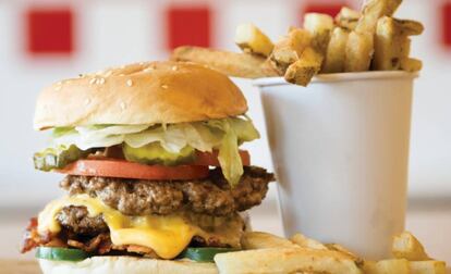 Una suculenta hamburguesa americana del Five Guys.