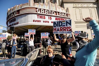 La gente celebra el triunfo del tándem Biden-Harris en el centro de Oakland.