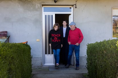 Pontón, en su casa en Sarria (Lugo), este viernes junto a sus padres.