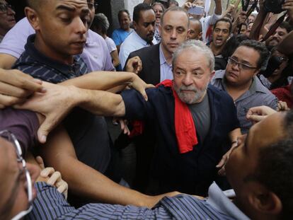 O ex-presidente Lula, em foto do dia 4 de mar&ccedil;o, ap&oacute;s depor na PF.