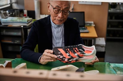 Omori, el diseñador de Adidas, con las Adizero Pro.
