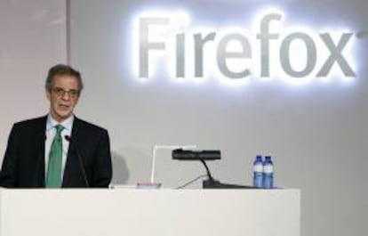 El presidente de Telefónica, César Alierta, durante el acto de presentación de los planes de futuro del nuevo sistema operativo para móviles Firefox OS ayer en un acto previo al Mobile World Congress, en L'Hospitalet (Barcelona).