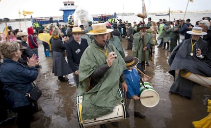 Pese a todo, los rocieros desembarcan sin que pare la música.