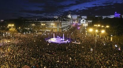 La multitud llena Cibeles y el acceso a la Gran Vía durante la manifestación feminista del 8 de marzo con motivo del Día de la Mujer Trabajadora.