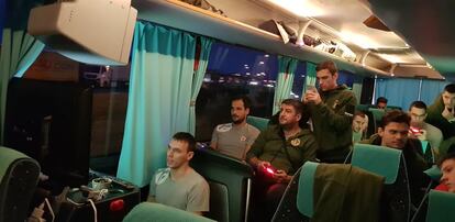 La expedición del Metalurg, jugando a la consola durante su viaje a León.