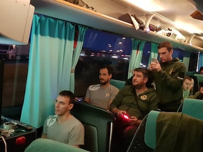 La expedición del Metalurg, jugando a la consola durante su viaje a León.