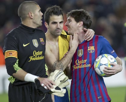 Leo Messi, que se llevó el balón del partido, felicitado por Víctor Valdés y Cesc al finalizar el encuentro.