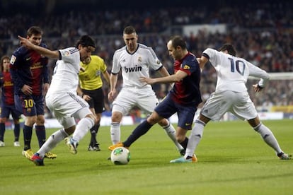 Iniesta rodeado por Khedira, Benzema y Özil