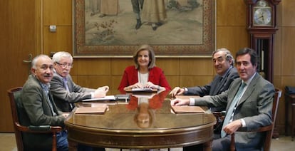 La ministra de Empleo en funciones, F&aacute;tima B&aacute;&ntilde;ez (c), se re&uacute;ne con los presidentes de CEOE, Juan Rosell (2d), CEPYME, Antonio Garamendi (d) y los l&iacute;deres de UGT y CCOO, Pepe &Aacute;lvarez (i) e Ignacio Fern&aacute;ndez Toxo (2i), para analizar las sentencias que equiparan las indemnizaciones por despido entre fijos e interinos. 