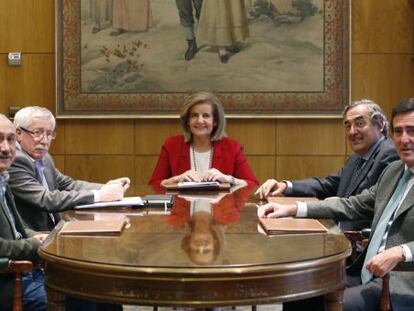 La ministra de Empleo en funciones, F&aacute;tima B&aacute;&ntilde;ez (c), se re&uacute;ne con los presidentes de CEOE, Juan Rosell (2d), CEPYME, Antonio Garamendi (d) y los l&iacute;deres de UGT y CCOO, Pepe &Aacute;lvarez (i) e Ignacio Fern&aacute;ndez Toxo (2i), para analizar las sentencias que equiparan las indemnizaciones por despido entre fijos e interinos. 