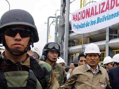 Un grupo de soldados escolta al presidente boliviano, Evo Morales, cuando nacionalizó el yacimiento de gas de San Alberto,  en 2006.