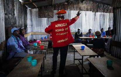 Stanley Ngara, trabajador de una ONG, muestra el uso del condón en el suburbio de Kibera, en Nairobi, una de las zonas más pobres de África oriental. Concienciar sobre la necesidad de su uso en una zona de alta incidencia de sida es su principal objetivo.