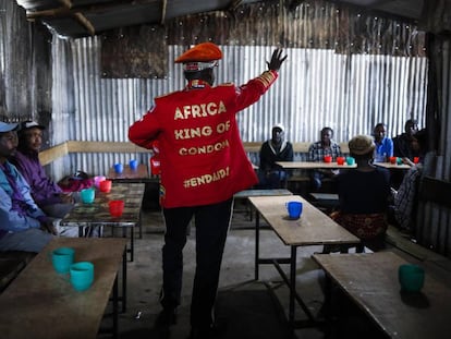 Stanley Ngara, trabajador de una ONG, muestra el uso del condón en el suburbio de Kibera, en Nairobi, una de las zonas más pobres de África oriental. Concienciar sobre la necesidad de su uso en una zona de alta incidencia de sida es su principal objetivo.