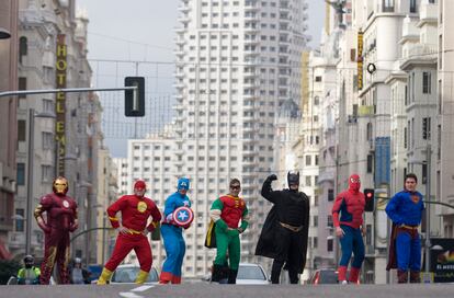 Un grupo de superhéroes cruza la Gran Vía de Madrid, en diciembre de 2009. 