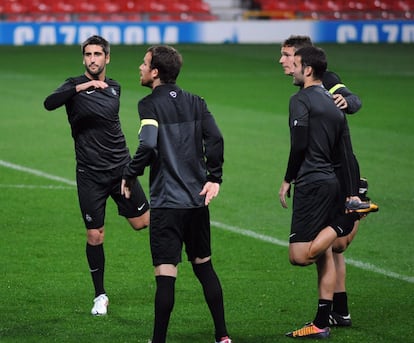 Los jugadores de la Real Sociedad realizan estiramientos.