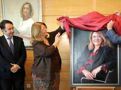 Elvira Rodr&iacute;guez descubre el retrato conmemorativo.