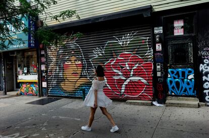 Una mujer pasa frente a una tienda cerrada que alguna vez fue el restaurante Joe and Mary's el 9 de julio de 2021 en la avenida Knickerbocker en el vecindario Bushwick de Brooklyn.