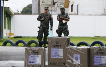 Militares vigilan el material electoral que se usar&aacute; este domingo en Per&uacute;. 